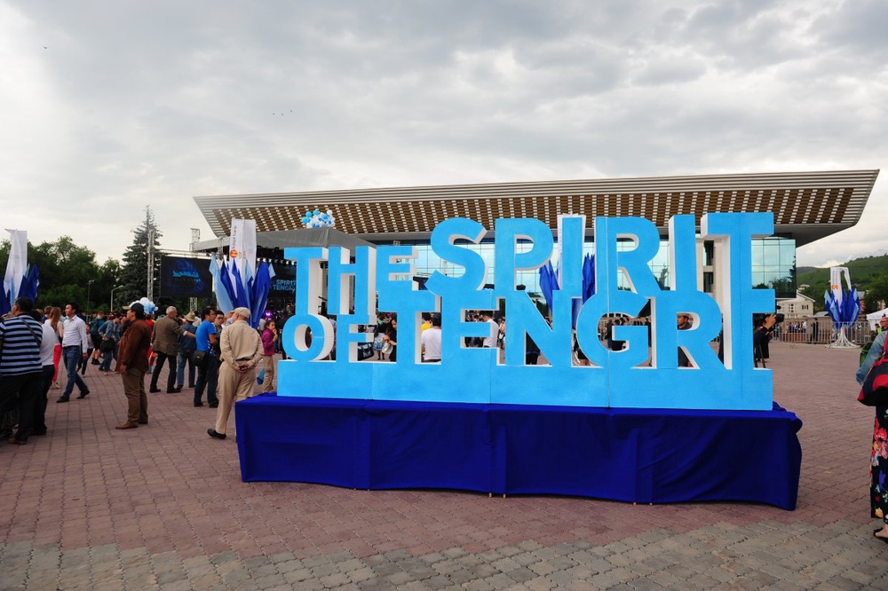The Spirit of Tengri фестивалі Алматының төріндегі Республика сарайының алдында ашық аспан астында болды