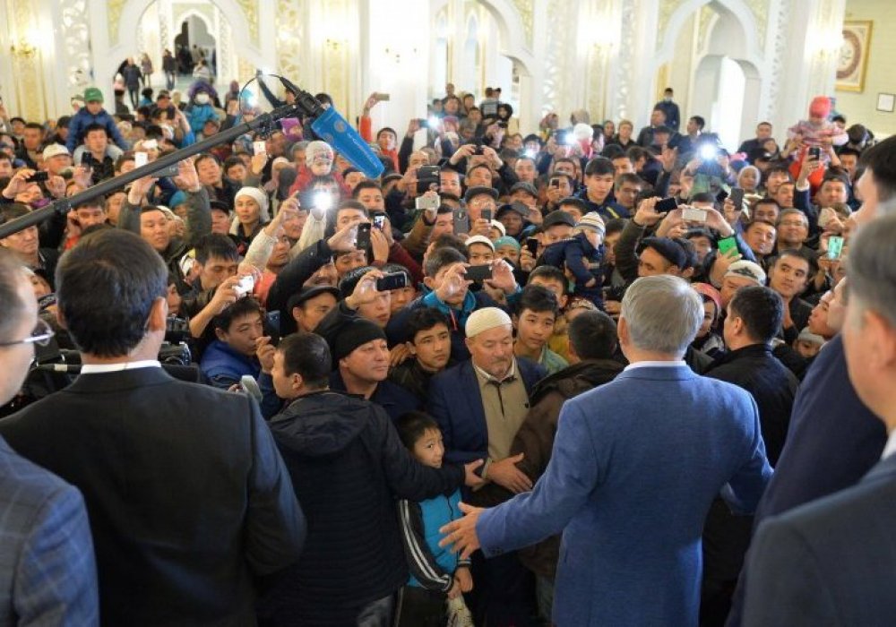 Құрбан айт мейрамына байланысты Әзірет Сұлтан мешітінде болған кезі. Астана, 2015 жылдың 24 қыркүйегі.  