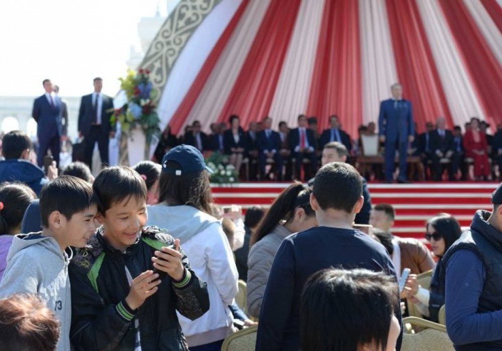 Қазақстан халқының бірлігі күнін тойлау кезінде. Астана, "Қазақ елі" монументінің алдындағы алаң, 2015 жылдың 1 мамыры.