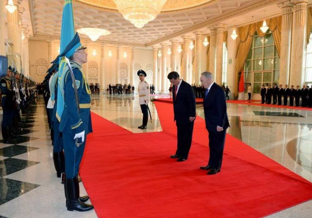 Қытай Халық Республикасының Президенті Си Цзиньпинді қарсы алу салтанаты. Ол Қазақстанға ресми сапармен келген болатын. Астана, Ақорда, 2015 жылдың 7 мамыры.