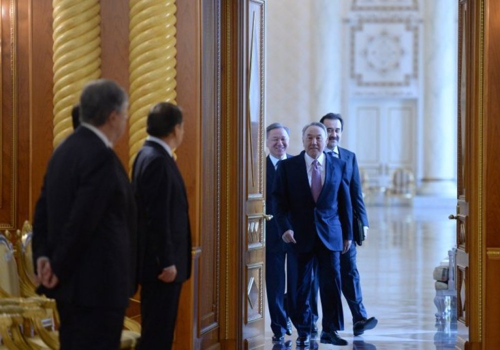 Ұлттық инвесторлардың Кеңесінің отырысының алдында. Астана, Ақорда, 2014 жылдың 11 сәуірі. 