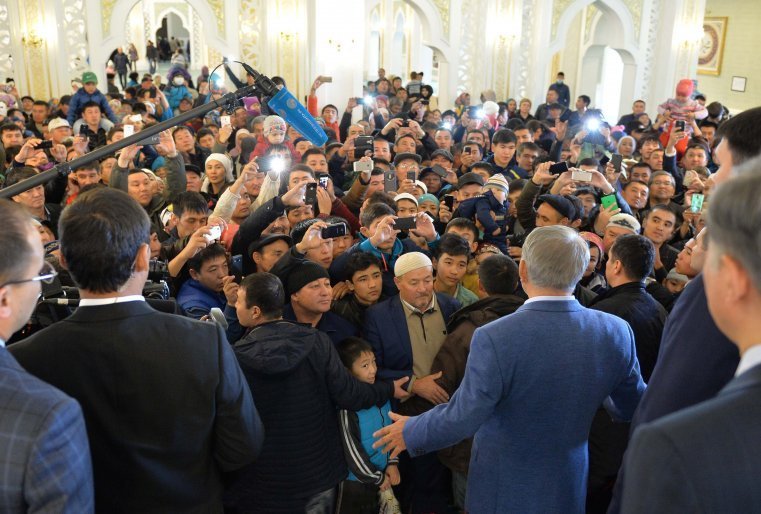 Құрбан айт мейрамына байланысты Әзірет Сұлтан мешітінде болған кезі. Астана, 2015 жылдың 24 қыркүйегі. 