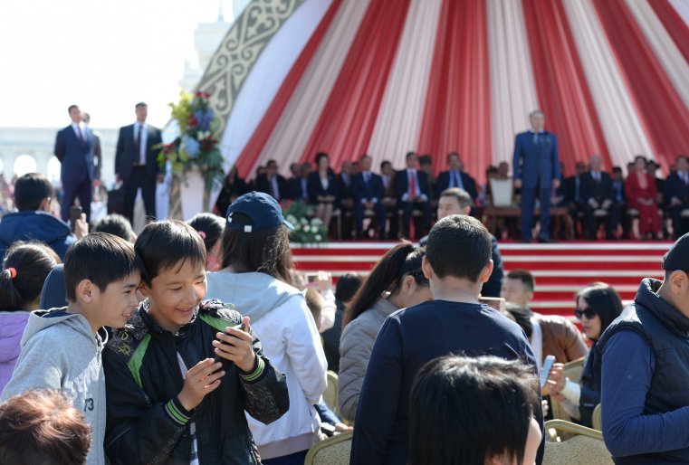 Қазақстан халқының бірлігі күнін тойлау кезінде. Астана, "Қазақ елі" монументінің алдындағы алаң, 2015 жылдың 1 мамыры.
