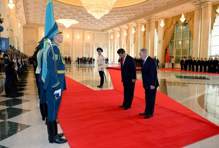 Қытай Халық Республикасының Президенті Си Цзиньпинді қарсы алу салтанаты. Ол Қазақстанға ресми сапармен келген болатын. Астана, Ақорда, 2015 жылдың 7 мамыры.