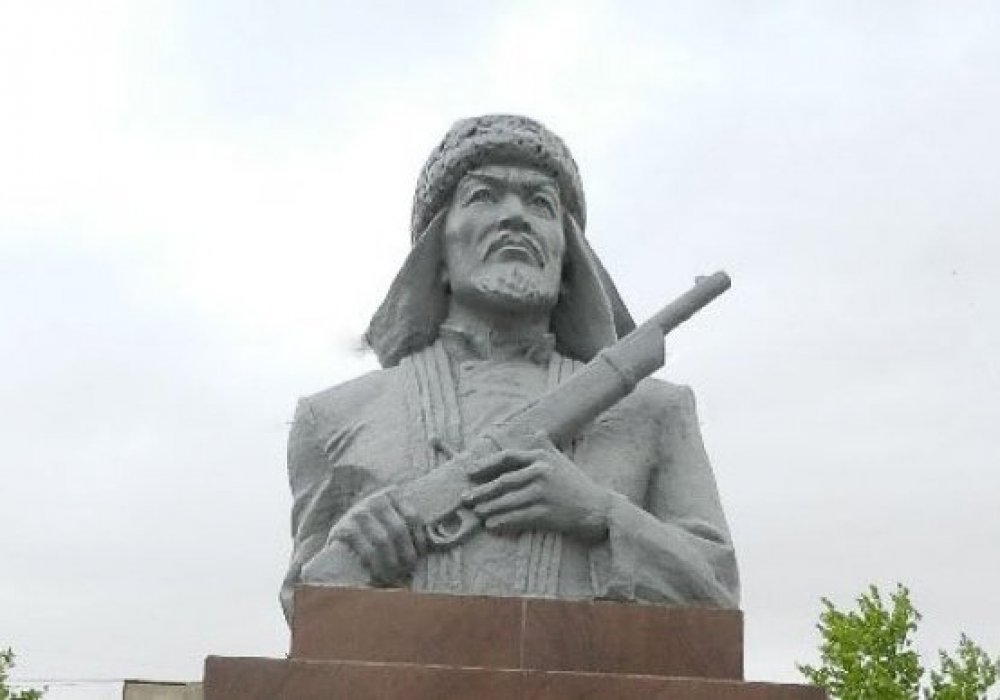 Кейкі батырдың Арқалықтағы музей ғимаратының алдындағы ескерткіші