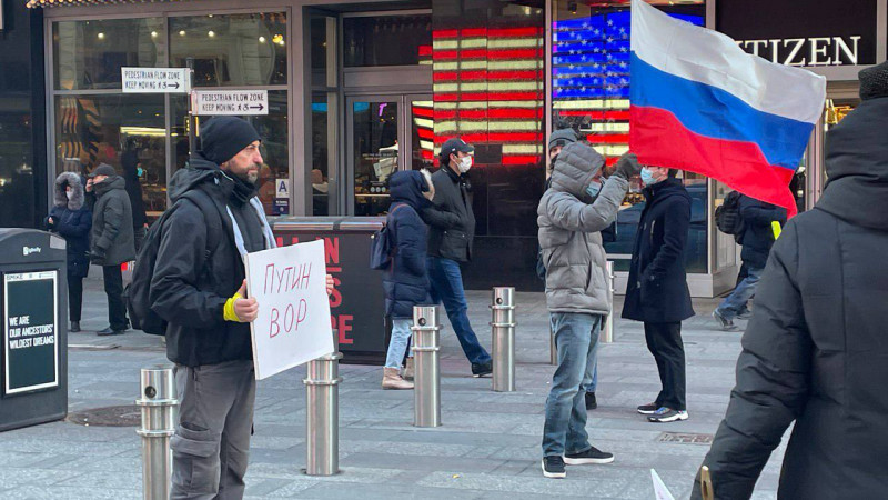 Нью-Йорктегі Тайм-скверде акцияға қатысушы плакат ұстап тұр. Фото: Александр  Назаров