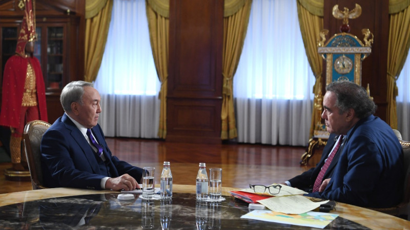 Нұрсұлтан Назарбаев пен Оливер Стоун сұхбат барысында. Фото: Елбасы баспасөз қызметінен