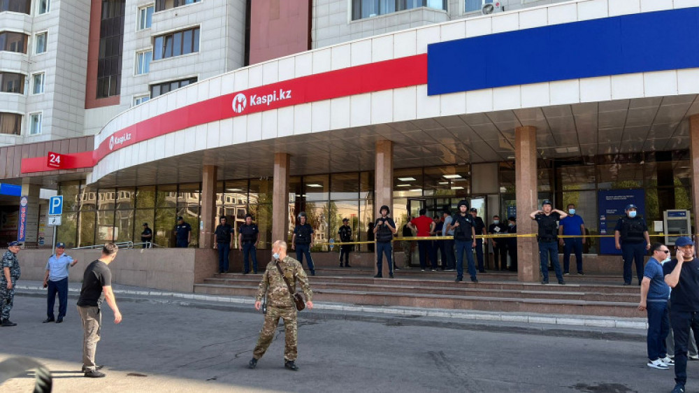Ер адам бөлімшеде бірнеше тұрғынды кепілге алды: Kaspi Bank пікір білдірді