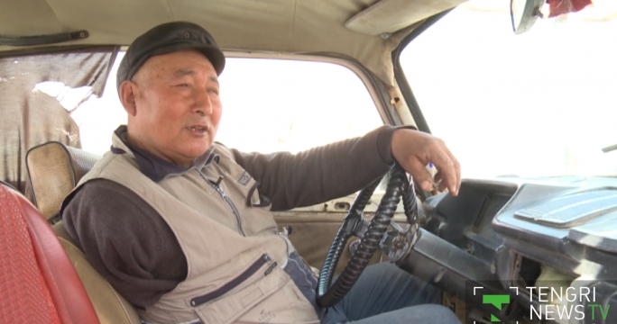 Однорукий таксист из Кызылординской области ловко управляет авто  