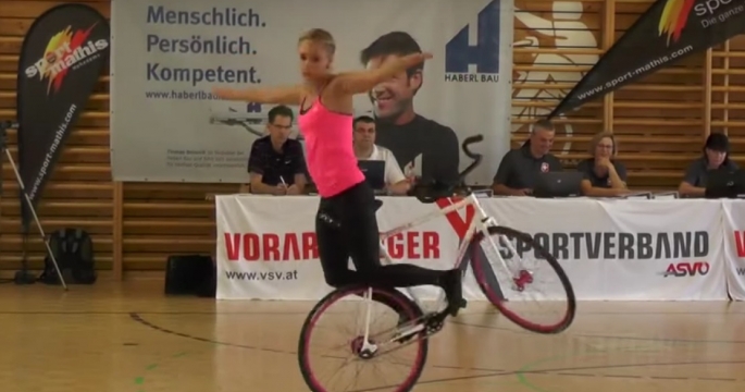 Девушка покоряет Интернет невероятными трюками на велосипеде