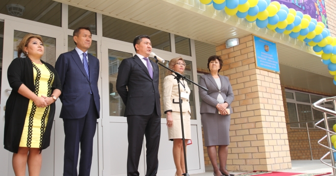 По-английски открыл министр образования новую школу в Астане