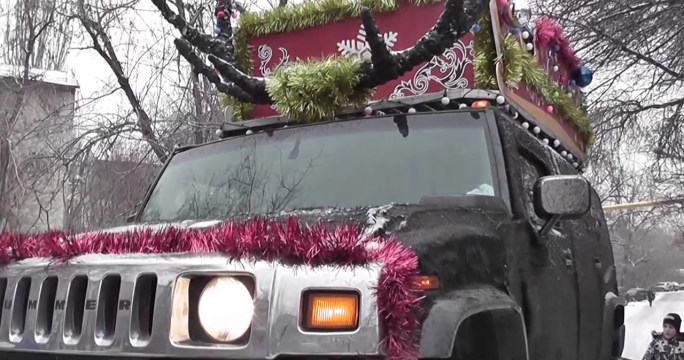 Алматинский Дед Мороз и Снегурочка передвигаются на Hummer