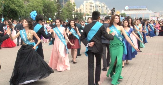 Обладатели "Алтын Белгi" станцевали вальс на площади в Астане