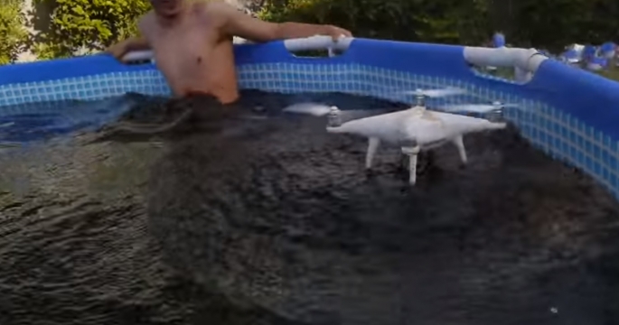 Видеоблогеры утопили дрон в бассейне с газировкой