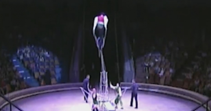 Падение эквилибриста в цирке в России попало на видео