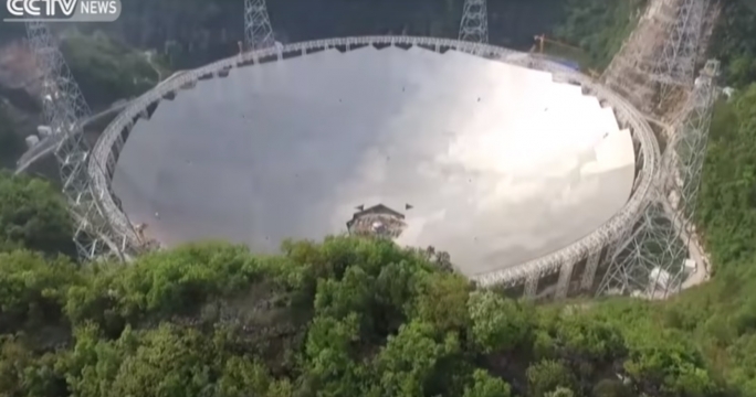 Аэросъемка крупнейшего в мире радиотелескопа в Китае 