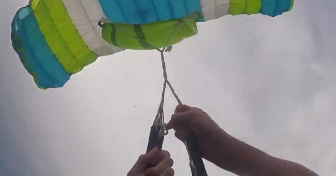 Экстремал снял на камеру, как потерял свой парашют во время полёта