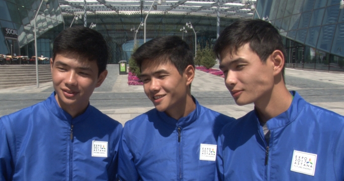Тройняшки и близнецы - волонтеры покоряют посетителей EXPO-2017