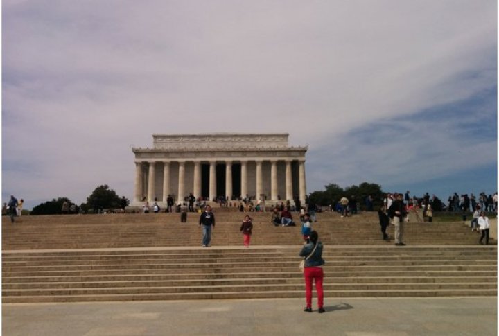 Мені National Mall  аумағының өте үлкендігі таң қалдырды. Төбеден қарасаңыз крест үлгісінде көрінеді, ортасында Вашингтон монументі болса, төрт бұрышын Ақ үй, Капитолий, Томас Джефферсон мемориалы мен Авраам Линкольн мемориалы түйіндеп тұр.