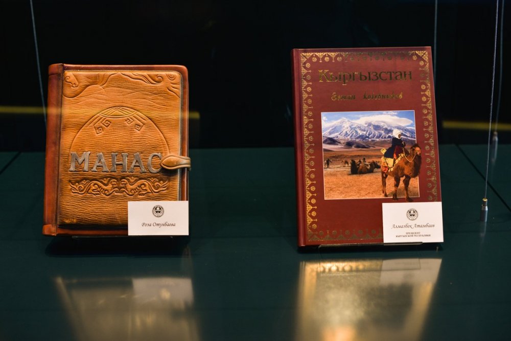 Қырғызстанның қазіргі және бұрынғы президенттерінің сыйлықтары. ©Тұрар Қазанғапов
