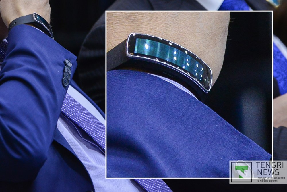 Суреттегі браслет Samsung Gear Fit өніміне ұқсайды. Super AMOLED дисплейі бар интеллектуал құрылғы. Фитнеспен және спортпен айналысуға арнайы шығарылған сағат. ©Тұрар Қазанғапов