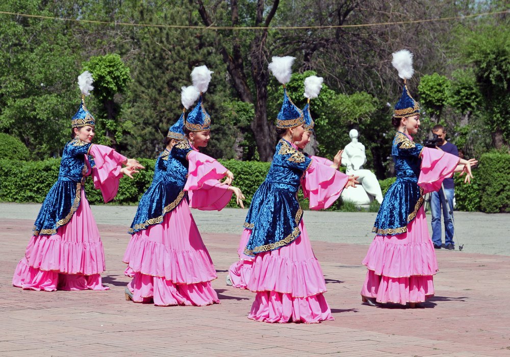 Казахский национальный танец. Национальный танец казахов. Народные танцы Казахстана. Казахский танцевальный костюм. Казахские национальные танцы.
