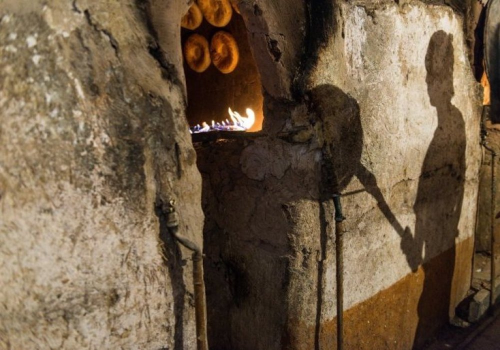 Осындай пештерде нан пісіріп, оны сату - жергілікті халықтың негізгі кәсібі. © Тұрар Қазанғапов