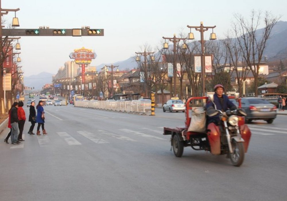 Үш аяқты мұндай мотоциклмен қала ішінде 10 юаньге серуендеуге болады. © Роза Есенқұлова
