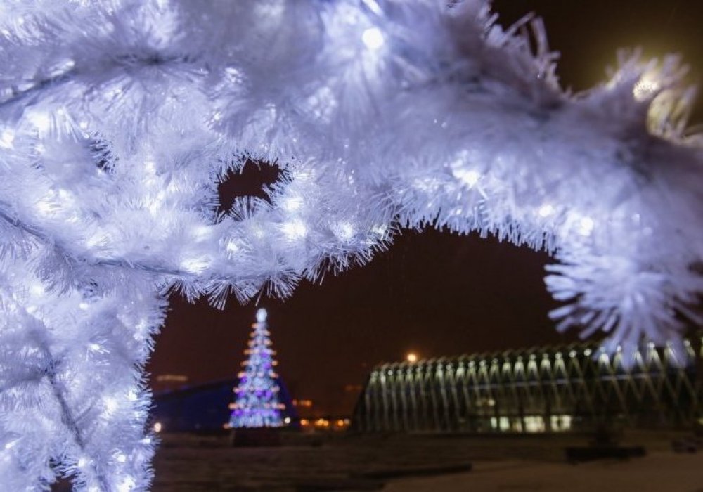 Астанада Жаңа жылға орай 17 шырша орнатылды. Бас шыршаның шырағын жағу рәсімі 18 желтоқсанда өтті.