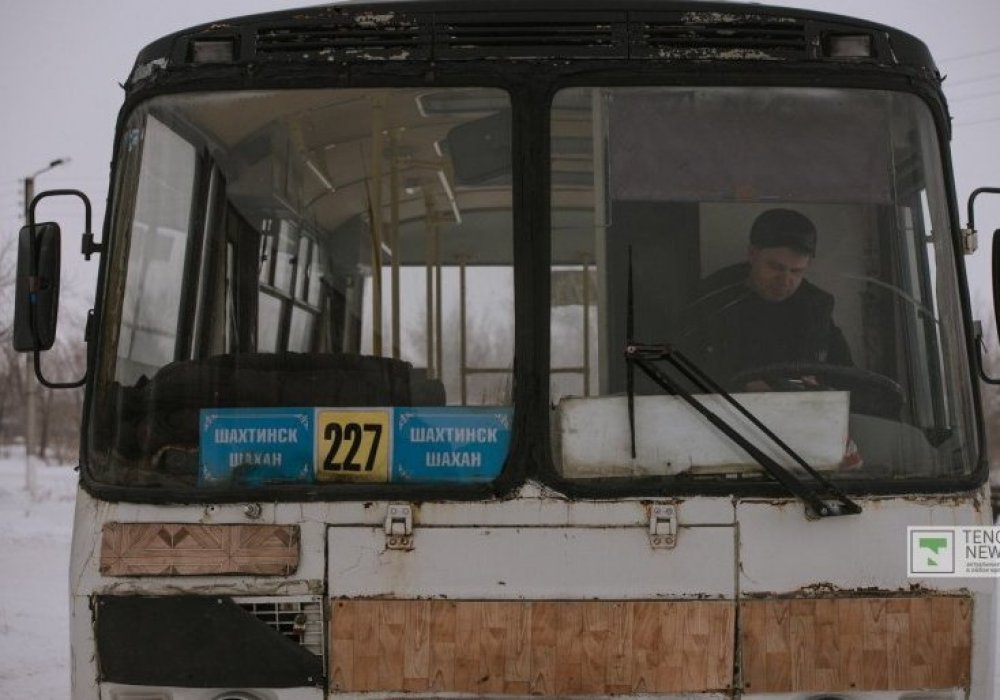 277 бағыттағы автобус Шахан мен Шахтинск арасында жүреді. Жол ақысы 85 теңге. "Барған сайын адам азайып барады, көбіне Қарағандыға көшіп жатыр",- дейді автобус жүргізушісі."
