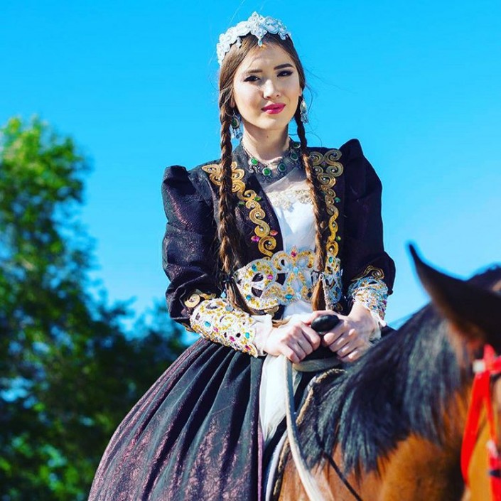 Ал қыздар. Казахская Национальная одежда. Казахские девушки в национальной одежде. Казашка в национальном костюме. Казак кызы.
