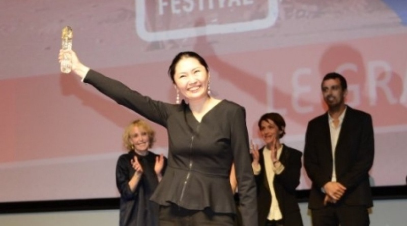 Жанна Исабаева кинофестиваль жүлдесін қабылдауда. Фото Guy 