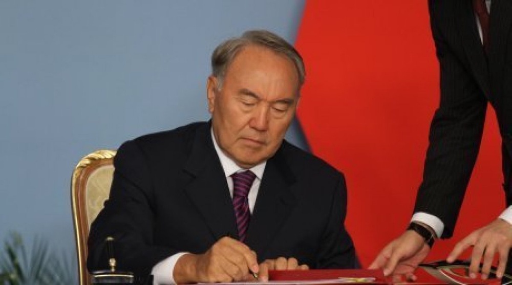 Нұрсұлтан Назарбаев Мәсімовті Премьер-министр қызметіне тағайындау туралы жарлыққа қол қойды. ©Тengrinews.kz