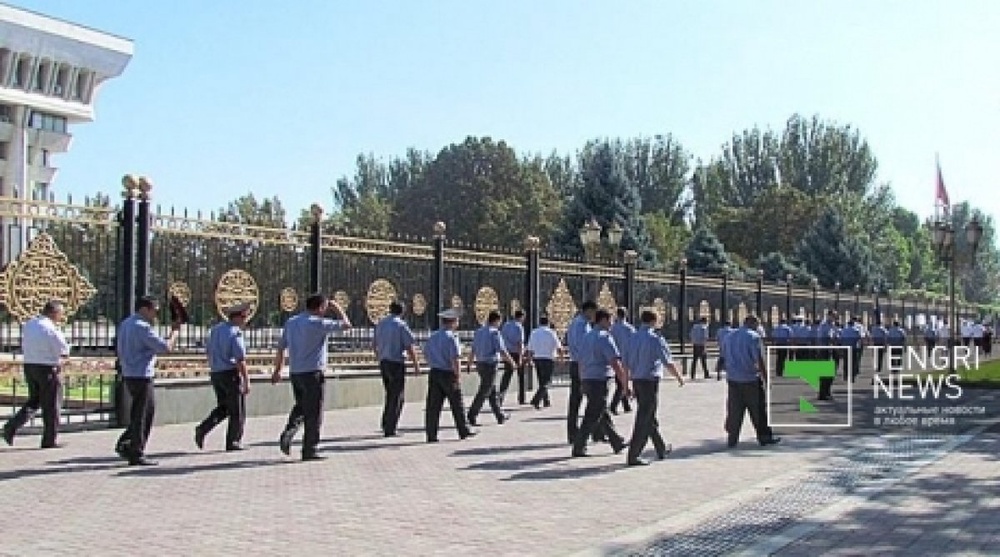 Милиция Бішкек парламенті ғимаратының алдында. ©tengrinews.kz