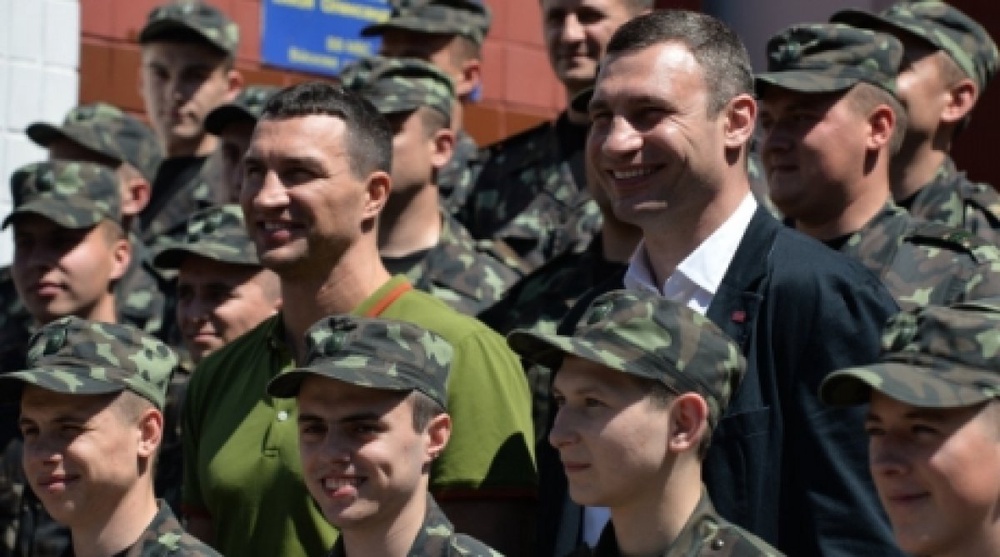 Виталий және Владимир Кличко әскери бөлімдердің бірінде. РИА Новости