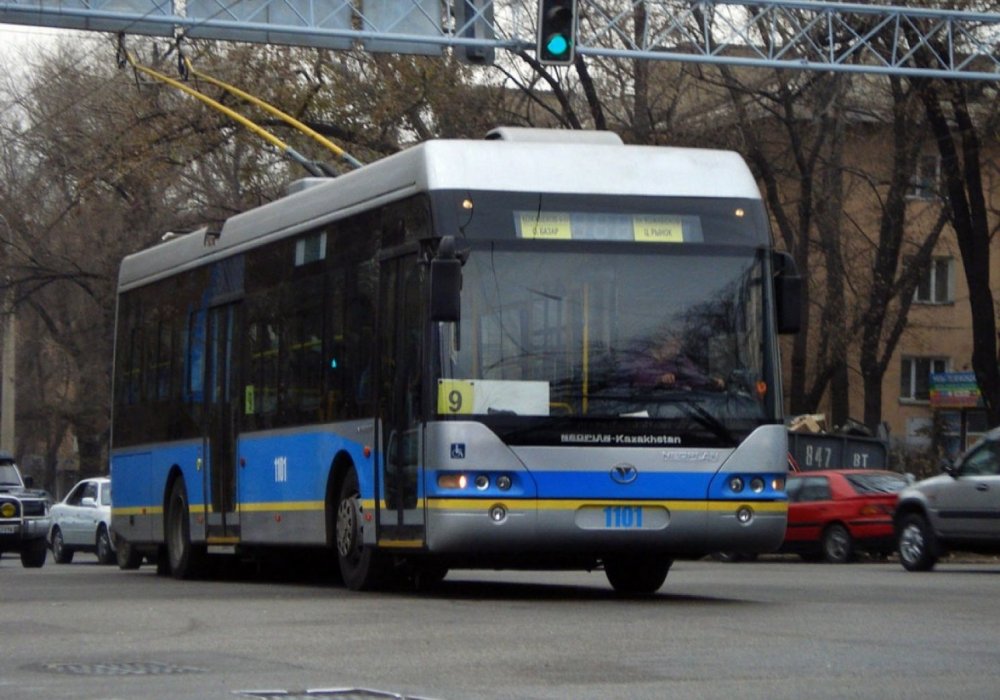 Алматыда троллейбус жүргізушісі жолаушыны құтқарып қалды