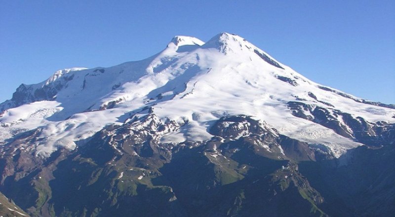 Эльбрустың биіктігі - 5642 метр. © wikipedia.org