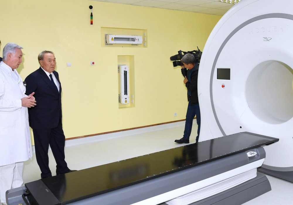 Назарбаев Томотерапия және ядролық медицина орталығына барды
