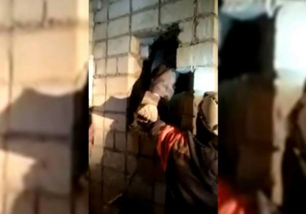 Тоғызыншы қабаттан вентиляциялық шахтаға құлаған ер адам аман қалды - Видео
