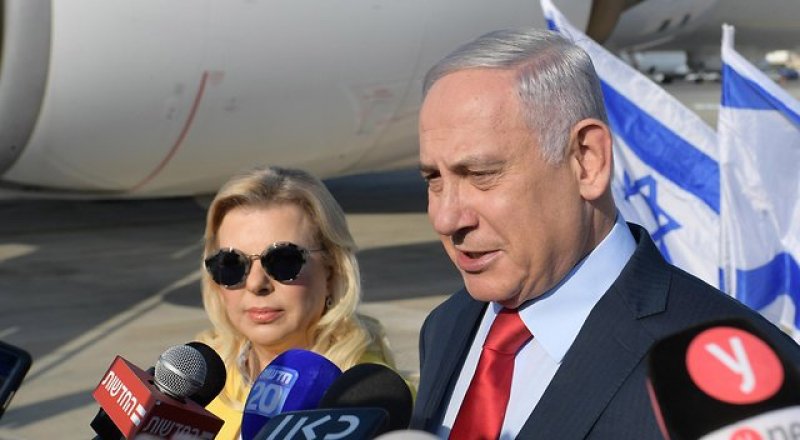 Чета Нетаньяху ұшаққа отыру алдында. © Амос Бен-Гершум, ЛААМ