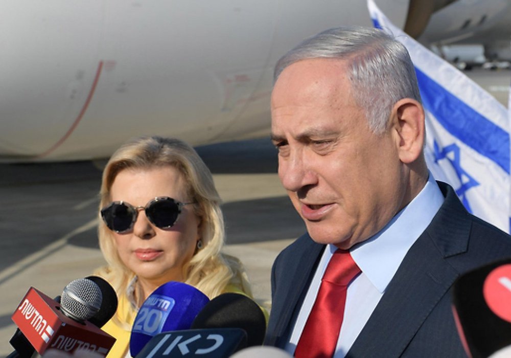 Нетаньяху мен жұбайы ұшар алдында. Фото: Амос Бен-Гершум, ЛАА