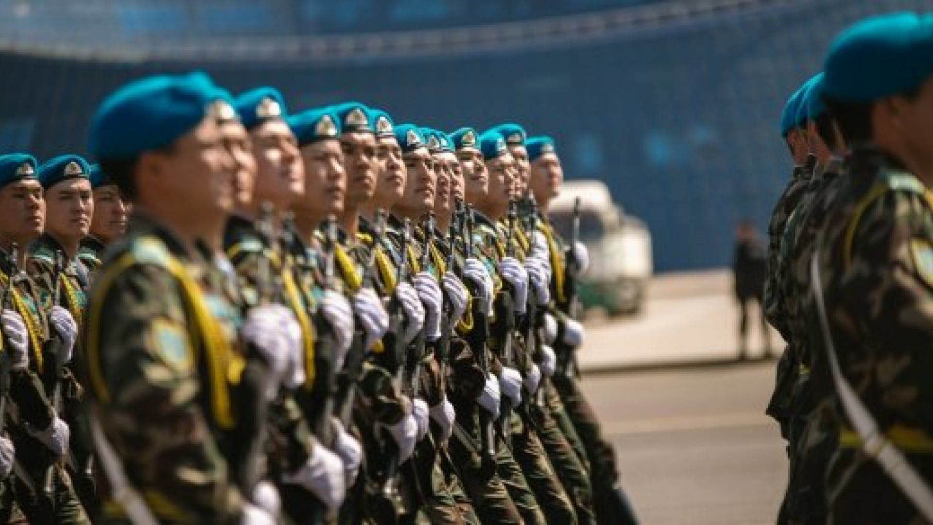 7 мая можно. Военный парад в Казахстане. День защитника Отечества Казахстан. День армии Казахстана. 7 Мая Казахстан.