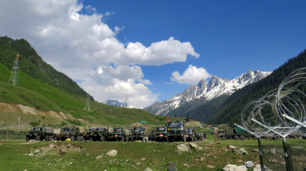 Үндістан армиясы Ладакхқа бармас бұрын транзит аумағында дем алып жатыр. Фото: ©REUTERS