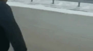 Желіде тасжолдағы "мұз айдынын" көрсету үшін жолда сырғанаған ер адамның видеосы тарады