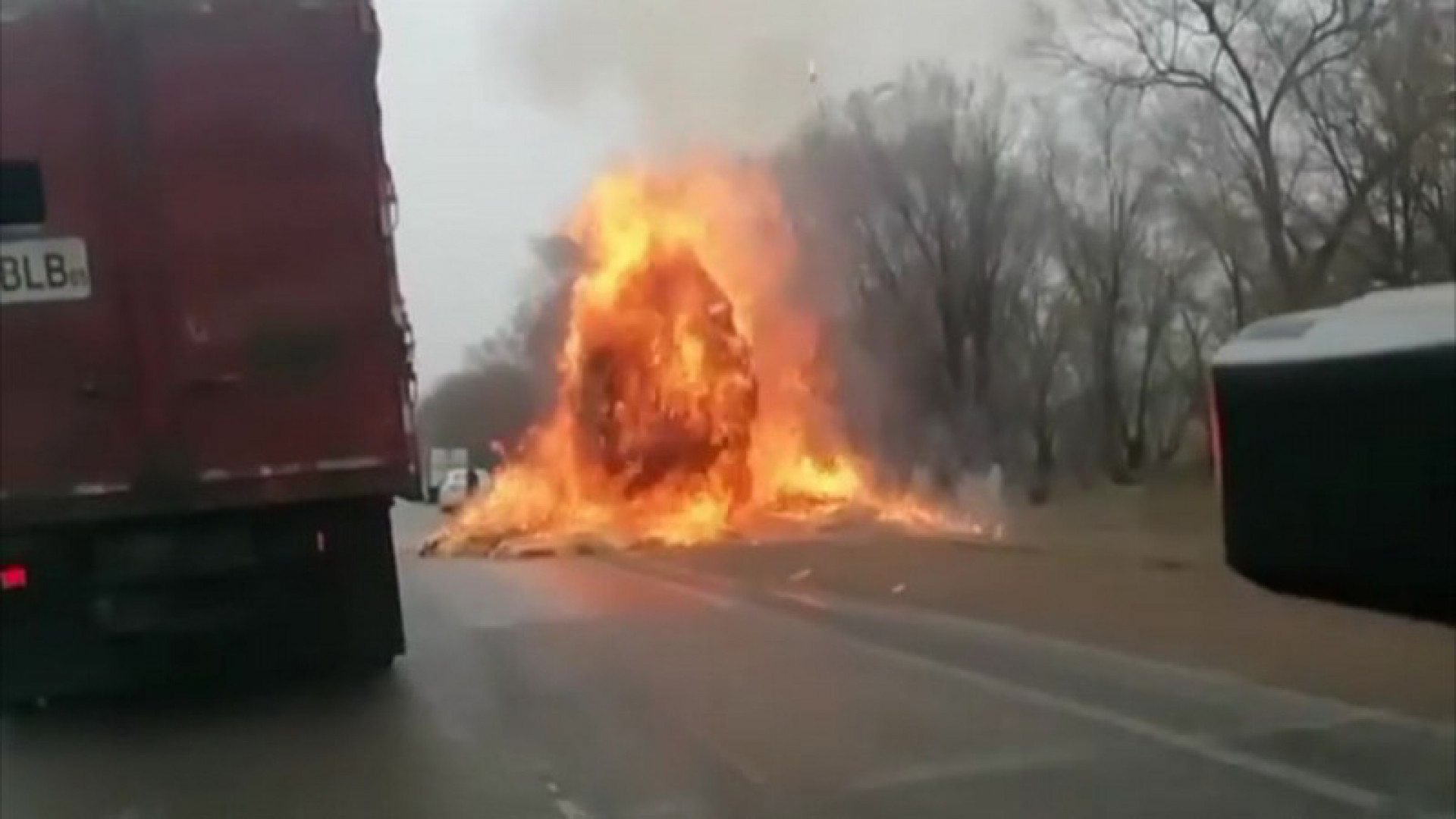 Горит грузовик. Горит грузовик на газу. ГАЗ 53 сгорел. Сгорел в фуре в 2016 году.