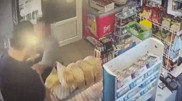 Ақтауда дүкен сатушысына жасалған шабуыл видеоға түсіп қалған