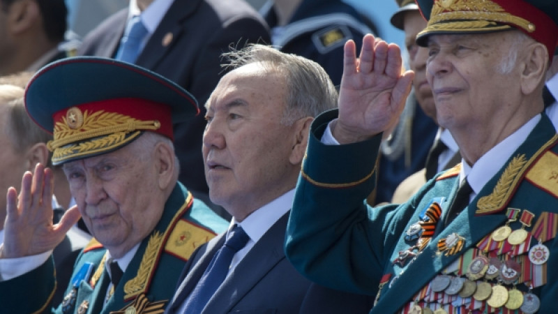 Нұрсұлтан Назарбаев 2015 жылы Мәскеуде өткен шеруде. © РИА Новости