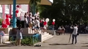 Желіде соңғы қоңырауда талып қалған қыздың видеосы 3 миллионнан аса қаралым жинады