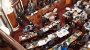 Боливия парламентінде депутаттар жаппай төбелесті