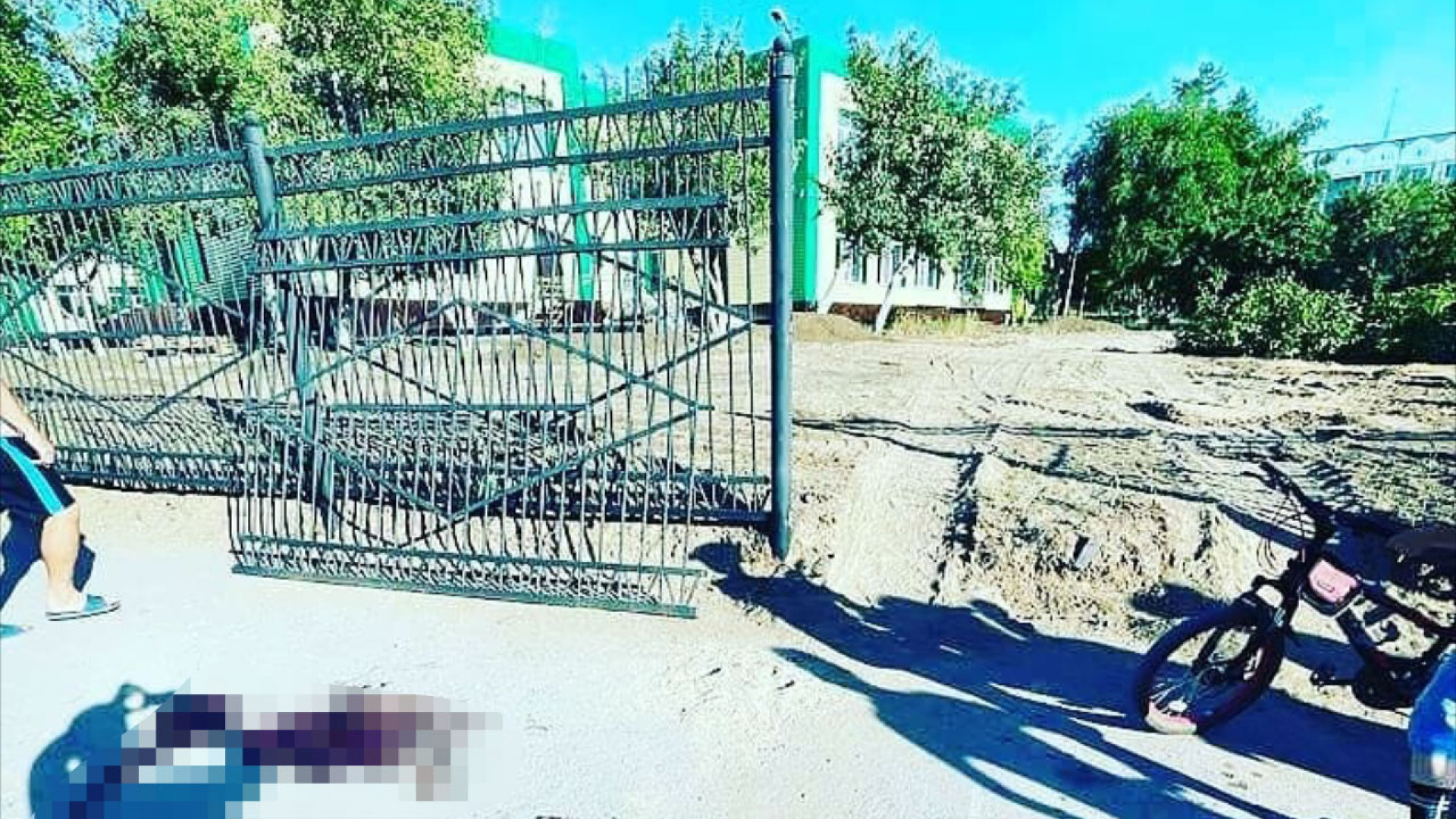Темиртау сад. Забор для детского сада. Сломанный Железный забор.